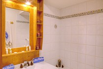 Les Balcons de Val Cenis Le Haut - badkamer met spiegel en wastafel