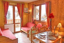 Les Balcons de Val Cenis Le Haut - woonkamer met banken en eettafel