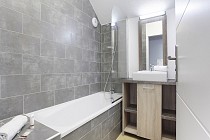Aquisana - badkamer met douche en wastafel