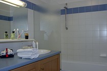 Les Balcons Du Soleil - badkamer met ligbad en wastafel