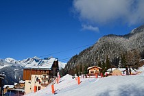 Les Chalets de la Ramoure - piste langs de bomen