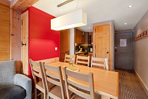 Les Crêts - woonkamer met eettafel en keuken
