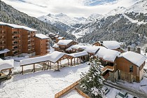 Les Crêts - chalets bedekt met sneeuw