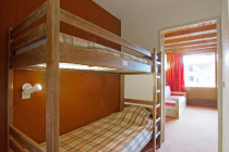 Les Neves en Glaciers - slaapkamer met stapelbed en deur naar woonkamer