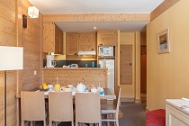 Aconit - woonkamer met eettafel en keuken