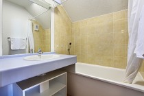 Les Balcons du Soleil - badkamer met bad en douche