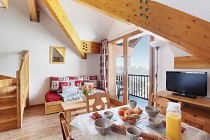 Les Balcons du Soleil - woonkamer met tv en eettafel