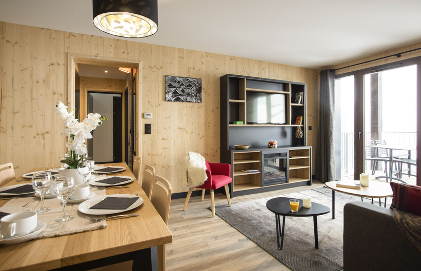 L'Etoile des Sybelles - woonkamer met eettafel en tv
