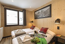 L'Etoile des Sybelles - slaapkamer met 2 1-persoonsbedden en schilderij 