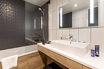 L'Etoile des Sybelles - badkamer met bad en wastafel