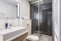 L'Etoile des Sybelles - badkamer met douche en wc