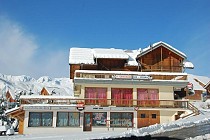 Chalet La Grenouillere met Skishop en appartementen