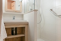 Le Peillon - douche in de badkamer
