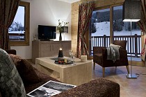 Le Lodge des Neiges **** - woonkamer met tv en zitbank