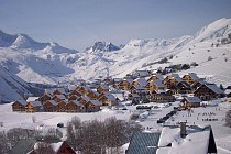 Les Chalets de la Fontaine dorp omringt met bergen