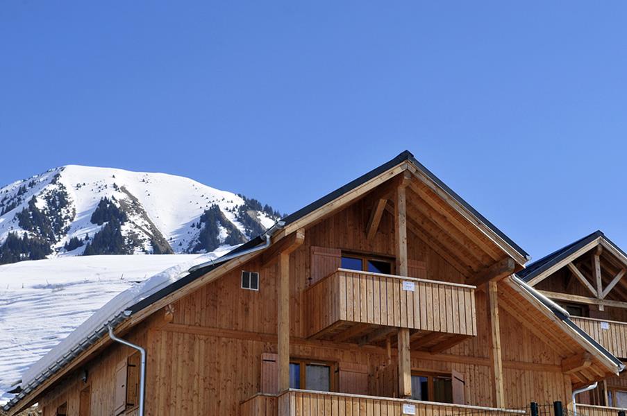 Les Chalets des Ecourts chalet met bergen en houten balcon