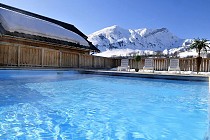 Les Chalets des Ecourts buitenzwembad met witte bergen