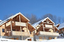 Les Chalets des Ecourts chalet met blauwe achtergrond