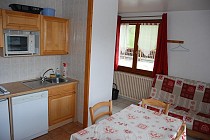 Chalet La Grenouillere De keuken met eettafel