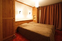 Le Goleon - slaapkamer met 2 1-persoonsbedden en kast