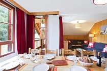 L'Oree des Pistes woonkamer met bank en eettafel