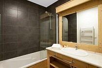 L'Oree des Pistes badkamer met douche en verwarmd handdoeken rek