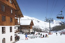 L'Oree des Pistes skilift langs de bergen