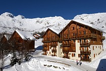 Les Chalets de la Porte des Saisons - chalets met bergen en sneeuw