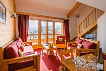 L'Ecrin des Sybelles **** - woonkamer met tv en balkon