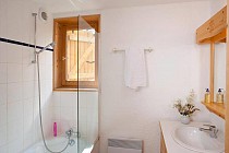 De badkamer met bad en douche in Les Fermes de Saint Sorlin
