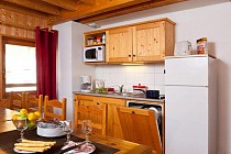 De keuken met eettafel in Les Fermes de Saint Sorlin