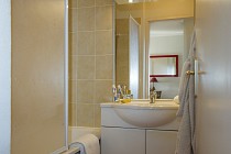 Residence Les Balcons D'Anais - ligbad in de badkamer