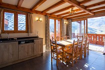 Chalet Bouquetin - woonkamer met keuken en eettafel