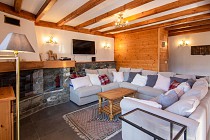 Chalet Bouquetin - woonkamer met zitbanken en openhaard