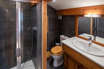 Chalet Bouquetin - badkamer met douchecabine en toilet