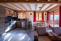 Chalet Bouquetin - woonkamer met keuken en stoelen