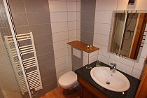 Chalet Bouquetin - badkamer met wastafel en handdoekenrek